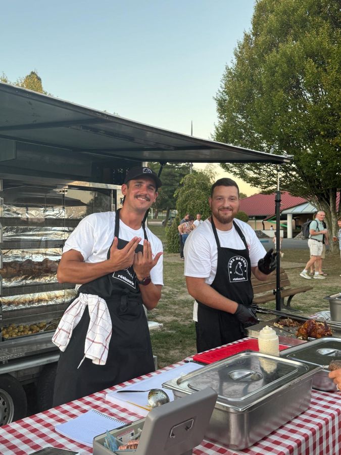 Les deux rôtisseurs au stand Bèra Broche