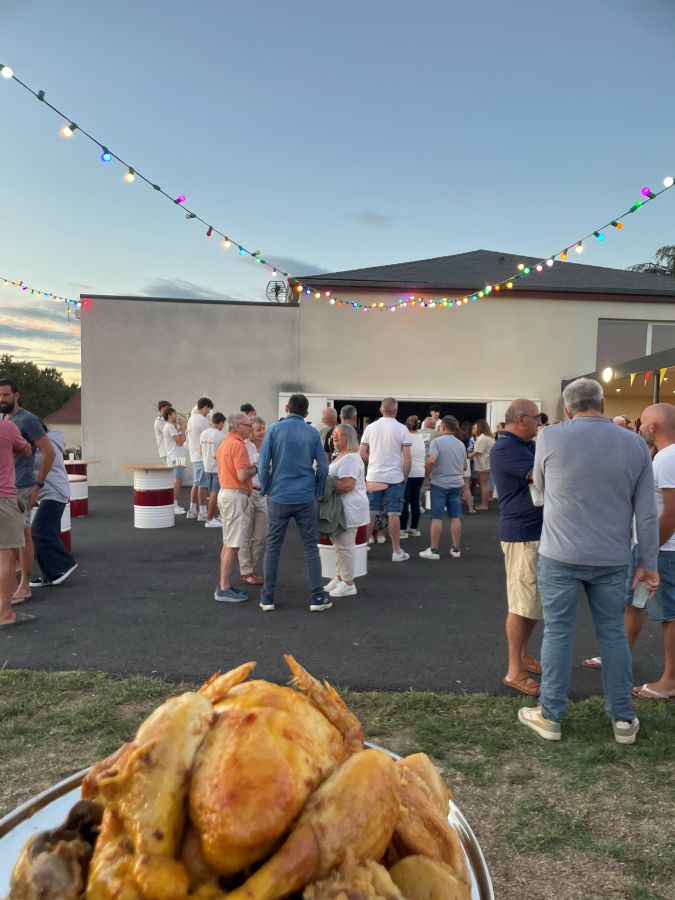 Poulets rôtis servis pendant une soirée