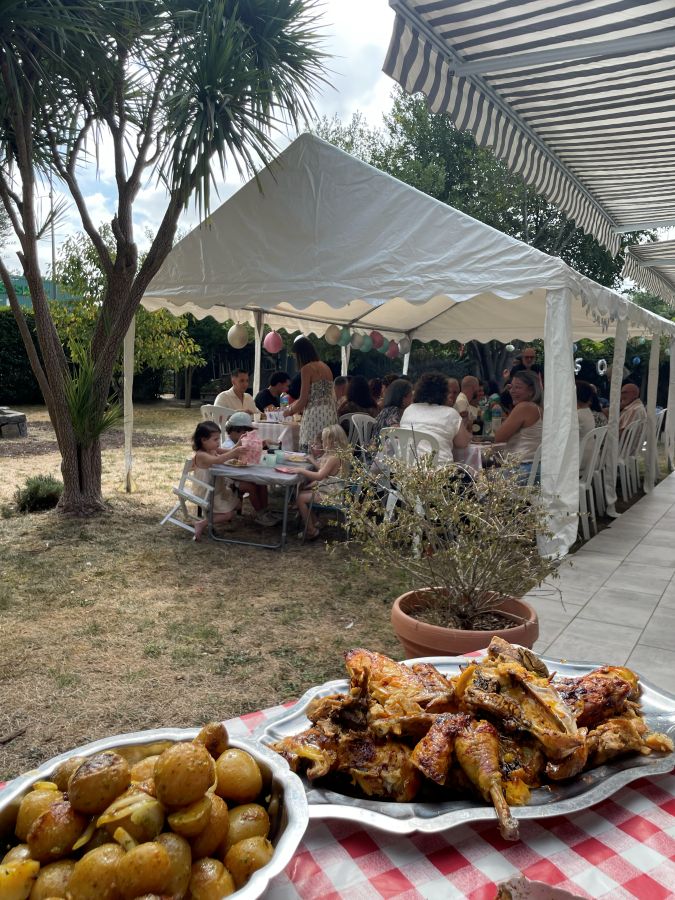 La rôtisserie Bèra Broche installée dans un jardin