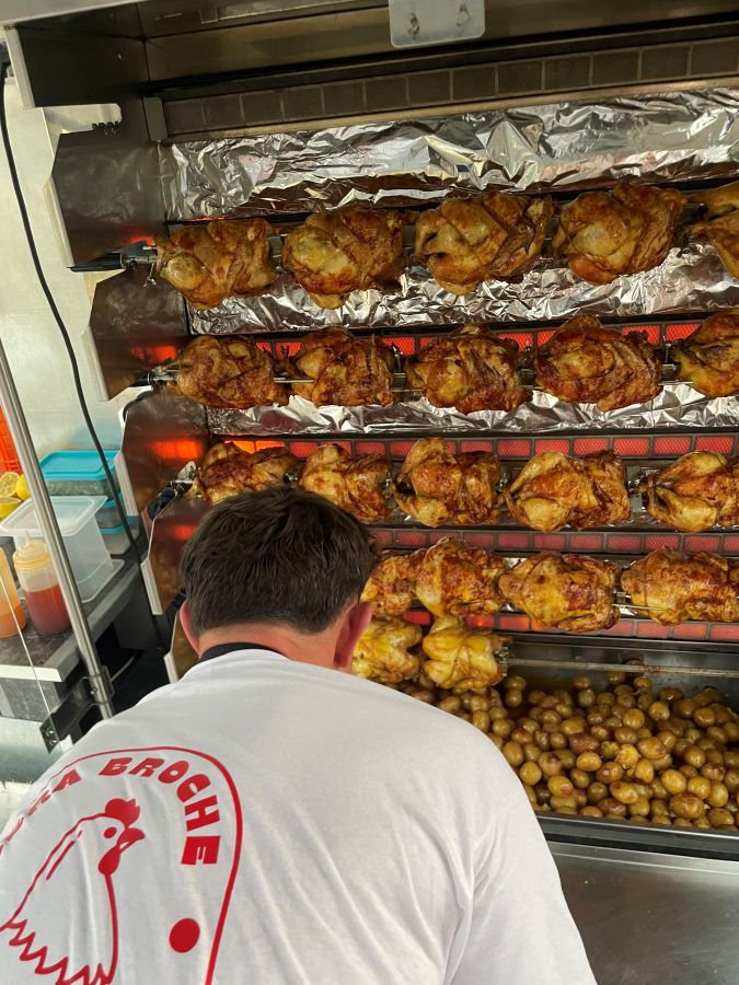Poulets dorés sur les broches de la rôtissoire