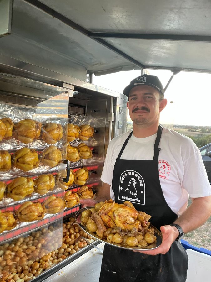 Le producteur présente un plateau de poulets rôtis
